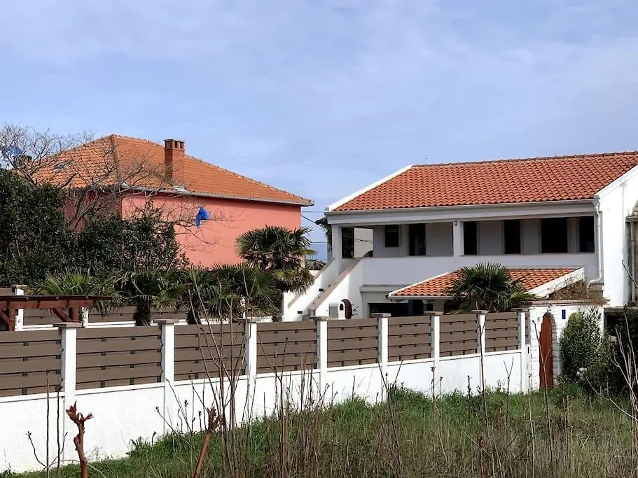 House Between Beaches Vir 0*,