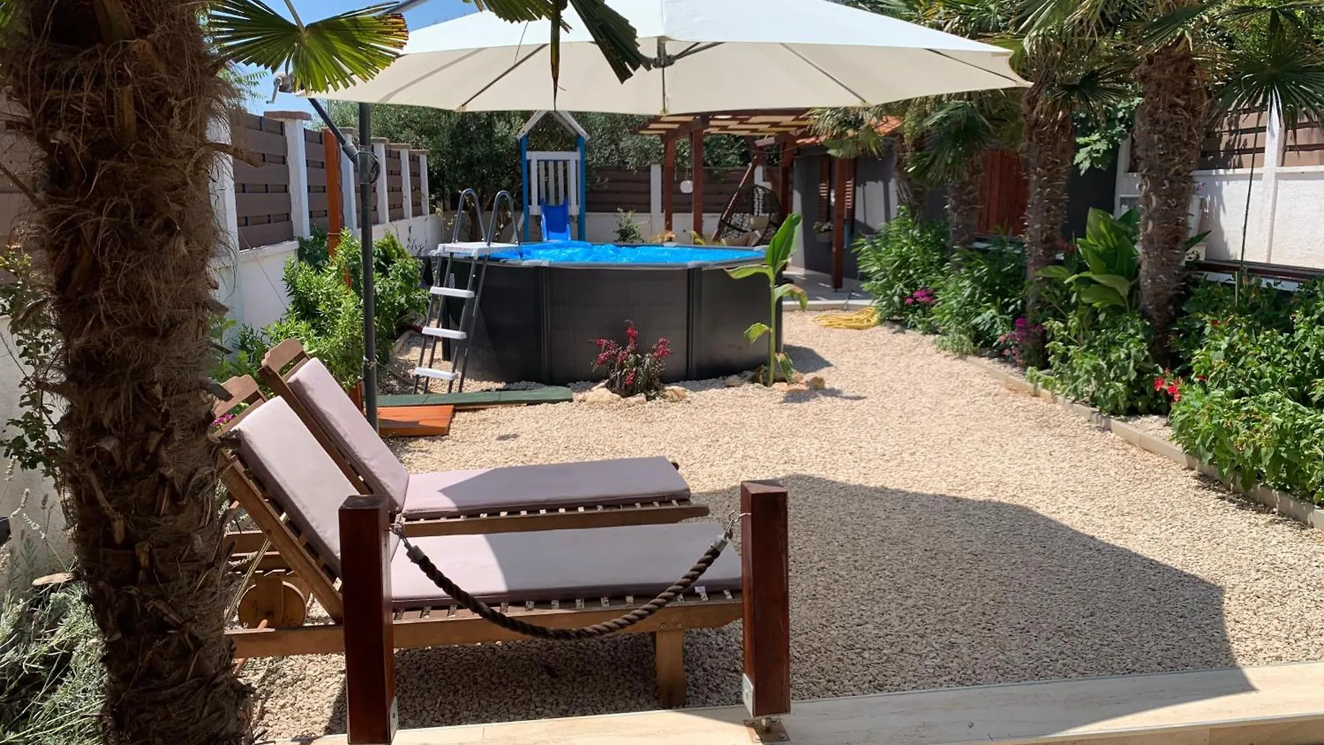 House Between Beaches Vir